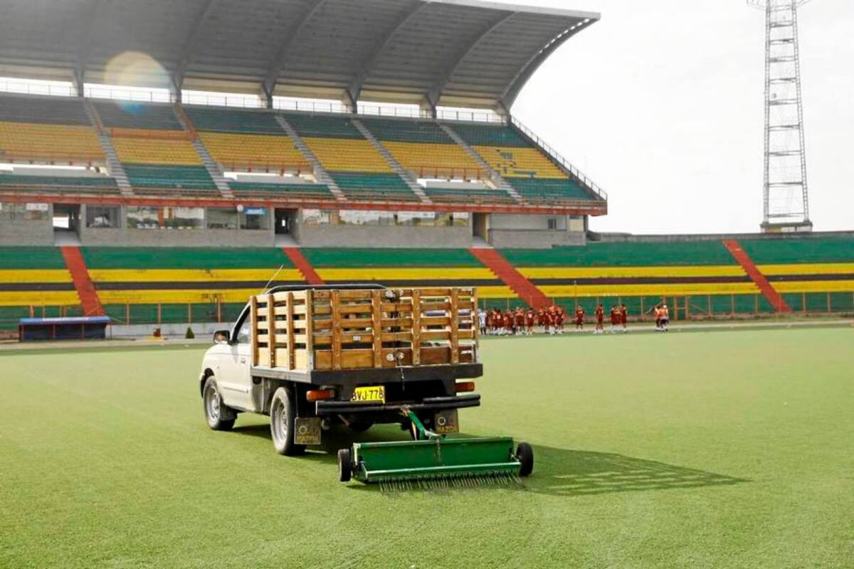 Hacer mantenimientos periódicos tanto al estadio Alfonso López como a la Cancha Marte son los aspectos fundamentales para que se evite el deterioro de los principales escenarios para jugar fútbol en Bucaramanga. (Foto: César Flórez / VANGUARDIA LIBERAL)