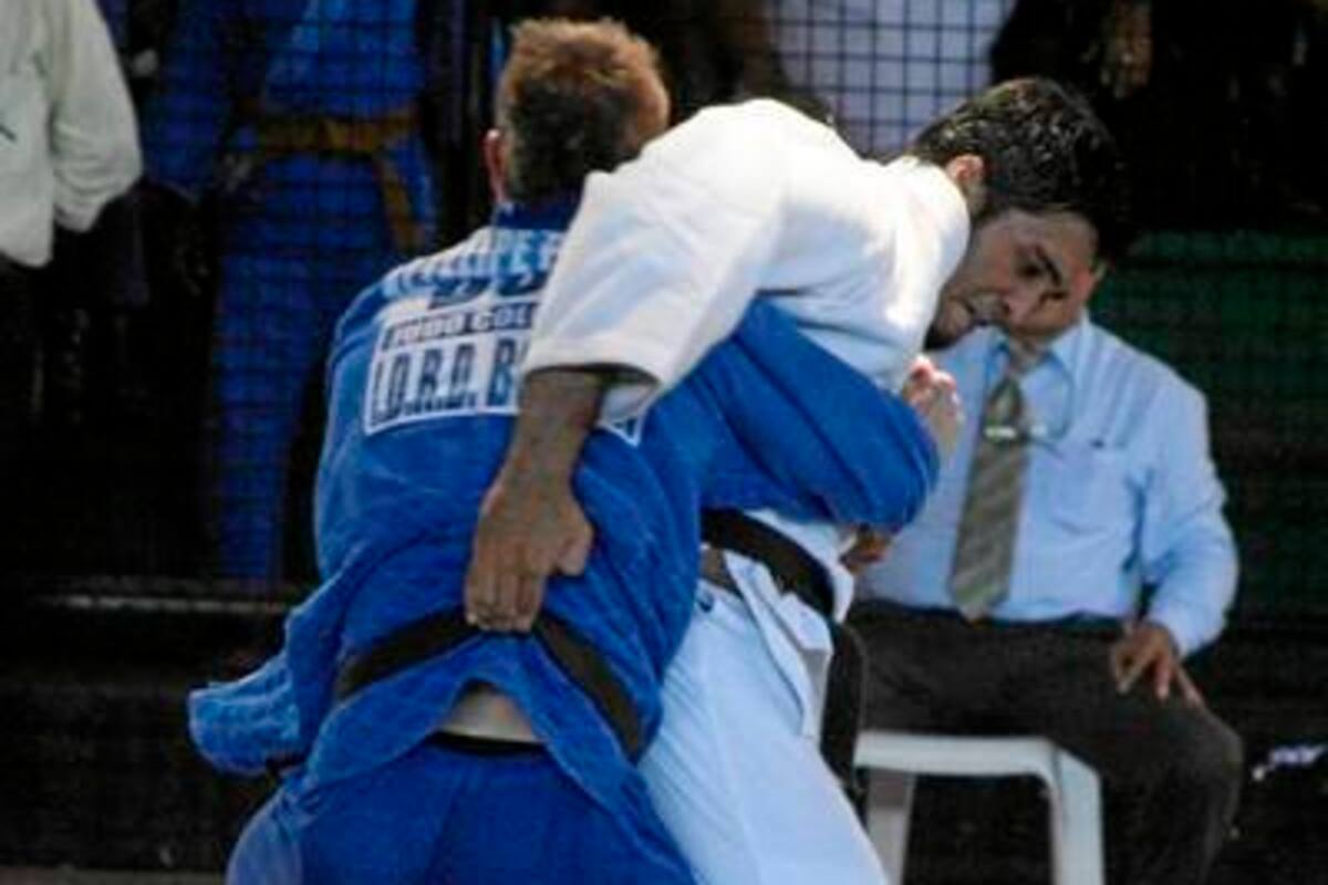 Demostrando que es el mejor judoca del país en la categoría de los 90 kilogramos, el santandereano Óscar Ladino Rey (blanco) logró la medalla de oro en el Campeonato Nacional de Judo Prejuegos, categoría mayores. (Foto: Suministrada / VANGUARDIA LIBERAL)