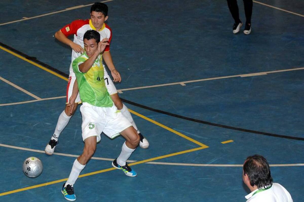 En un muy buen partido, Real Bucaramanga – Casalins no pudo mantener la racha victoriosa como local y perdió ante Uniautónoma 3 – 2, y cedió el liderato del grupo C. En la gráfica el gol del empate a uno del equipo local, anotado por Diego Carreño. (Foto: Jaime del Río / VANGUARDIA LIBERAL)