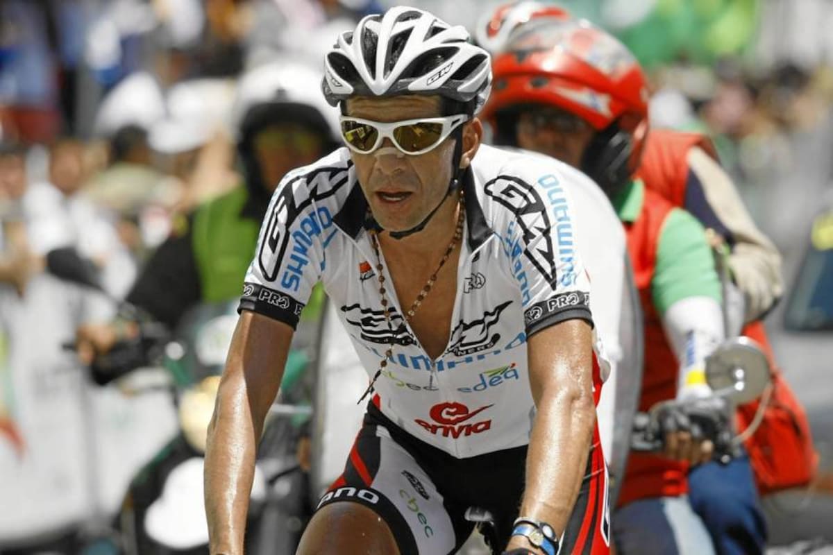 Luego de 26 años de actividad, uno de los ciclistas santandereanos de mayor renombre en el concierto ciclístico nacional e internacional, Hernán Buenahora le pone fin de manera oficial a su carrera como ciclista profesional. (Foto: Archivo / VANGUARDIA LIBERAL)