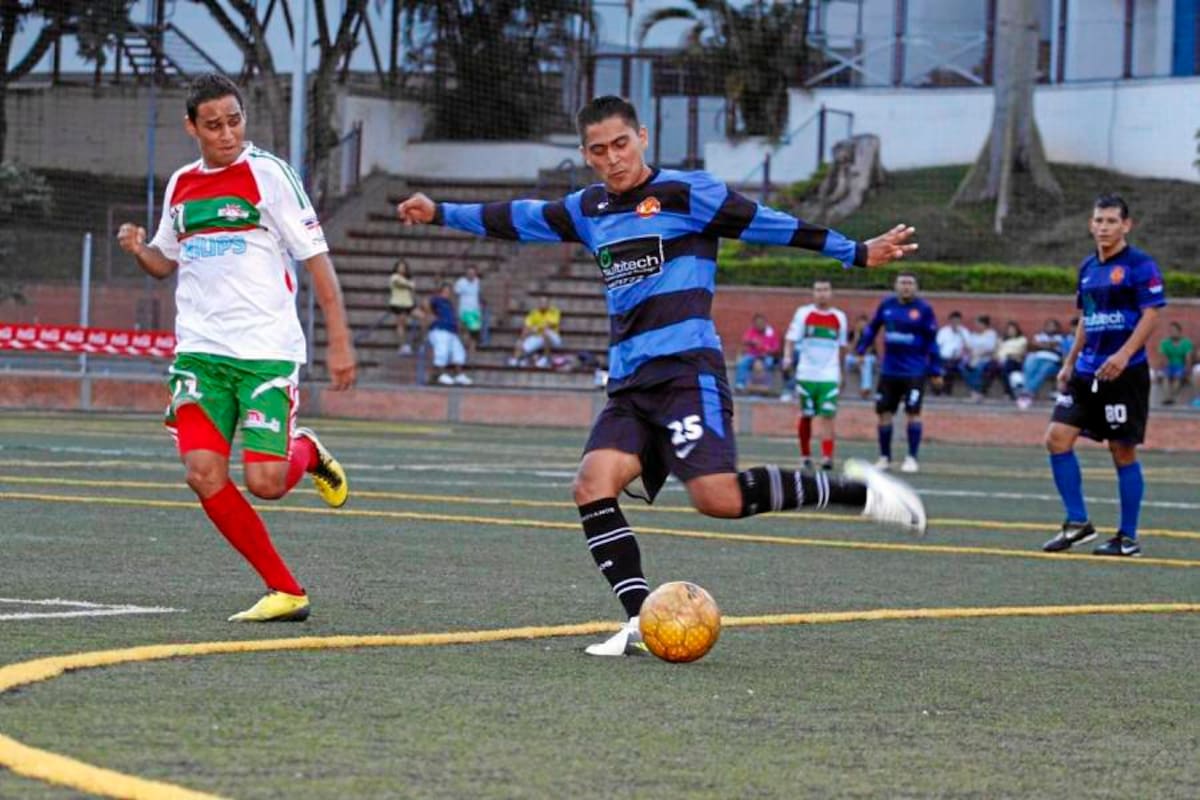 En la cancha sintética del colegio New Cambridge de Cañaveral se dio cumplimiento al Torneo de Fútbol Empresarial del New Cambridge School, el cual se cerró con el duelo final entre Electroindustrial y Motorysa, y que dejó como campeón al primero por la vía de los tiros libres desde el punto penal. (Foto: Nelson Díaz / VANGUARDIA LIBERAL)
