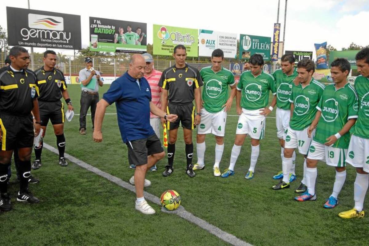 El argentino Luis Alberto ‘El Loco’ Landaburu, exportero del Atlético Bucaramanga, fue el encargado de hacer el saque de honor en el partido principal de la primera jornada del Torneo de la Cancha Marte categoría libre entre Copetrán y Jumbo. El partido fue dirigido por el árbitro Fifa Ímer Machado. (Foto: Jaime del Río / VANGUARDIA LIBERAL )