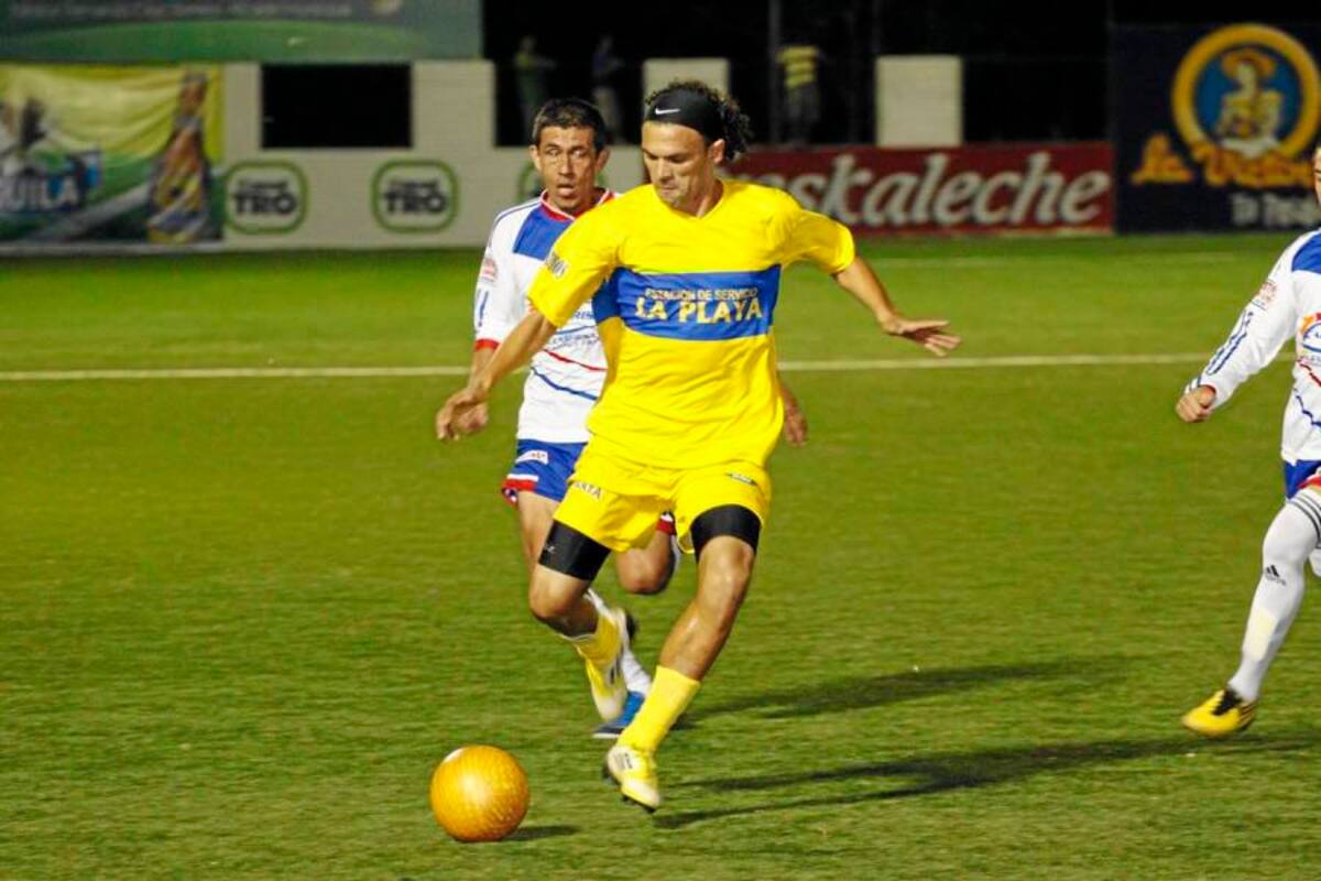 El equipo La Playa demostró que es uno de los firmes aspirantes al título del Torneo Sénior Máster y tras derrotar 3 – 0 a Floridablanca – La Cumbre – Carfrisan – Gisell se convirtió en el único líder del Grupo A. (Foto: Nelson Díaz / VANGUARDIA LIBERAL)