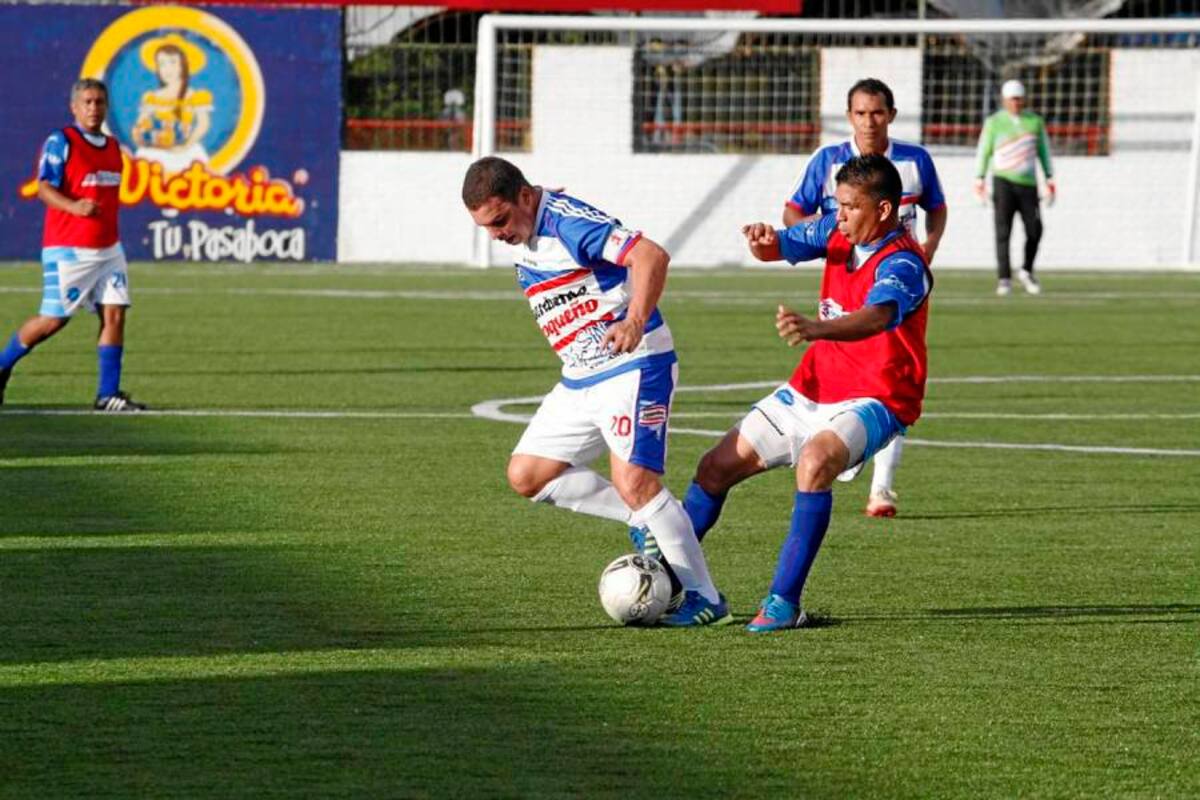 Aguardiente Antioqueño y Copetrán no pudieron anotar goles durante el tiempo reglamentario, razón por la cual tuvieron que definir el ganador desde el punto penal. En esa instancia fue más efectivo el equipo ‘transportador’, que se llevó el punto adicional con marcador 4 – 2. (Foto: Nelson Díaz / VANGUARDIA LIBERAL)