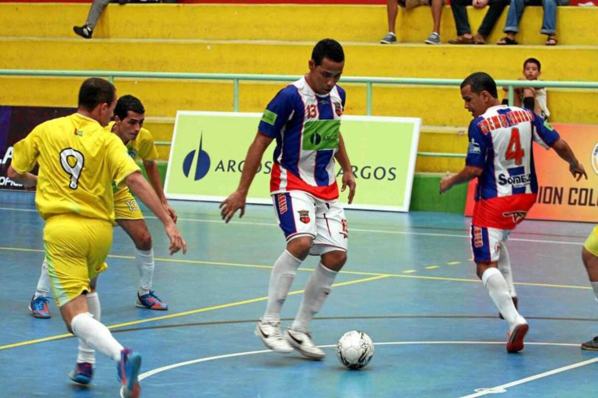 La gran figura del partido entre Real Bucaramanga y Gremio Samario, disputado ayer en el coliseo de la UIS, fue este hombre del quinteto visitante, Richard Gutiérrez, él solo logró cuatro goles para la victoria de su equipo, y fue una constante pesadilla para el conjunto local. (Foto: Nelson Díaz / VANGUARDIA LIBERAL)