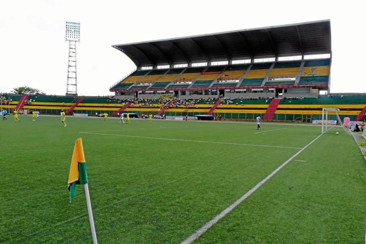 El césped sintético del estadio Alfonso López requiere ser cepillado una o dos veces por mes para evitar su desgaste. (Foto: César Flórez / VANGUARDIA LIBERAL)