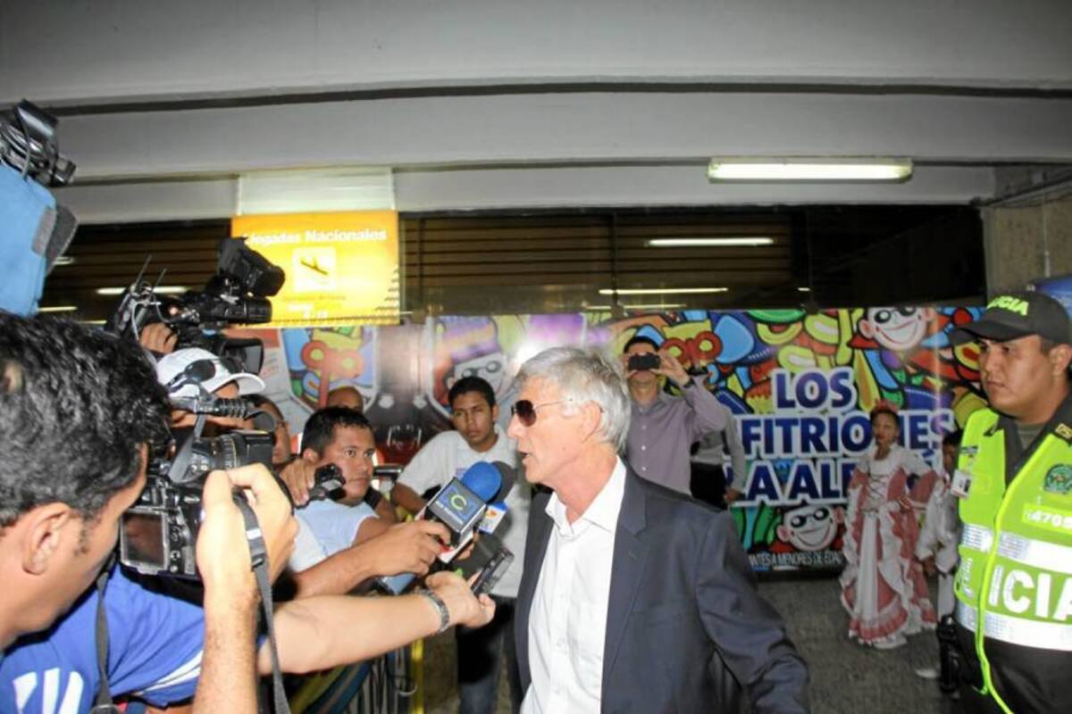 El seleccionador nacional de Colombia, el argentino José Néstor Pékerman arribó ayer a Barranquilla para iniciar los trabajos del equipo tricolor que jugará el viernes próximo ante Bolivia por la eliminatoria continental al Mundial de Brasil 2014. (Foto: Colprensa / VANGUARDIA LIBERAL)
