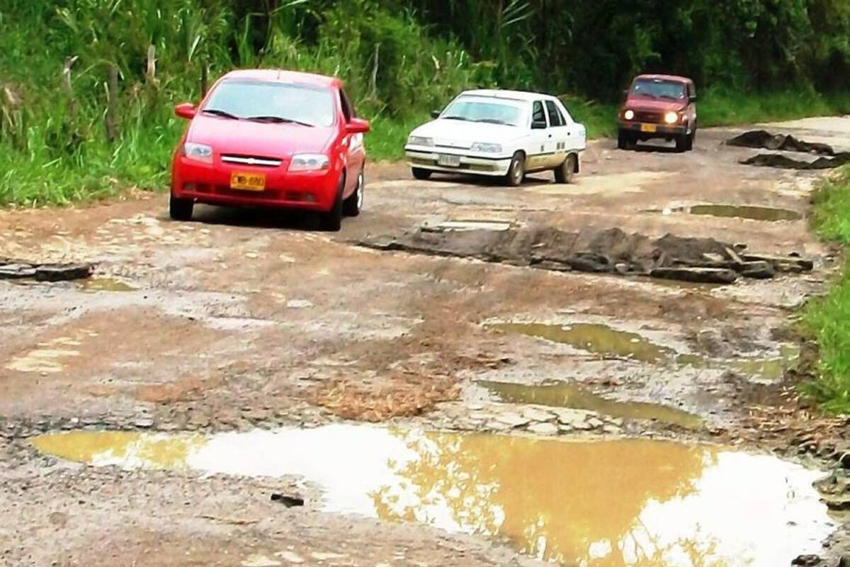 Para los habitantes de la región es preocupante el deterioro que existe entre San Gil y Charalá, una de las vías departamentales que más fueron impactadas por el invierno. (Foto: Archivo/VANGUARDIA LIBERAL )