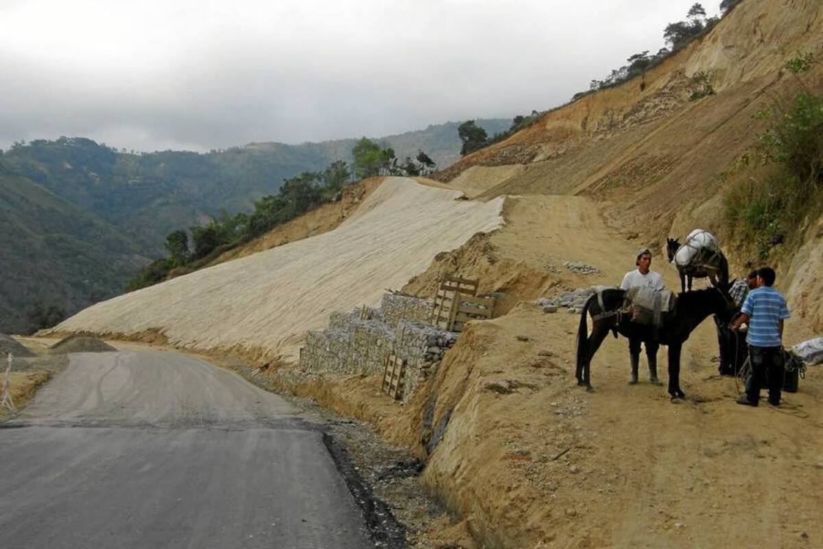 Los 124 kilómetros que separan a Bucaramanga y Málaga con el estado de la carretera se traducen en 8 horas de viaje en un terreno destapado adornado por abismos, derrumbes y cintas amarillas que alertan sobre desprendimientos y fallas geológicas. (Foto: Archivo/VANGUARDIA LIBERAL )