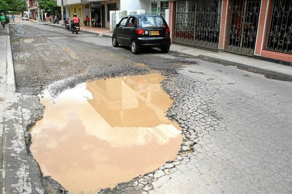 Los grandes baches de la calle 44 de El Poblado dificultaban la movilidad. (Foto: Archivo/VANGUARDIA LIBERAL )