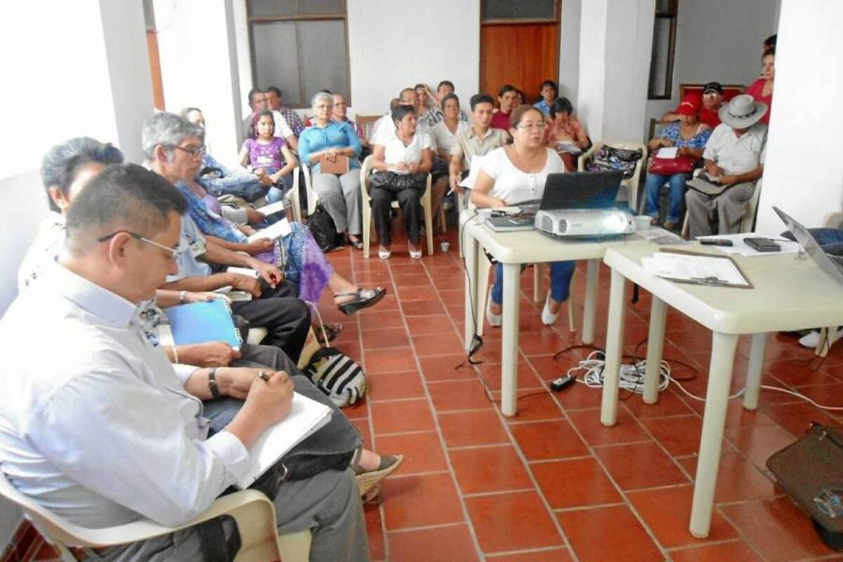 En las instalaciones del concejo municipal de Oiba, Gustavo Quiñónez, instructor del Sena, explicó los alcances del plan de desarrollo turístico de Oiba. (Foto: Luis Fernando Martínez Vargas/VANGUARDIA LIBERAL)