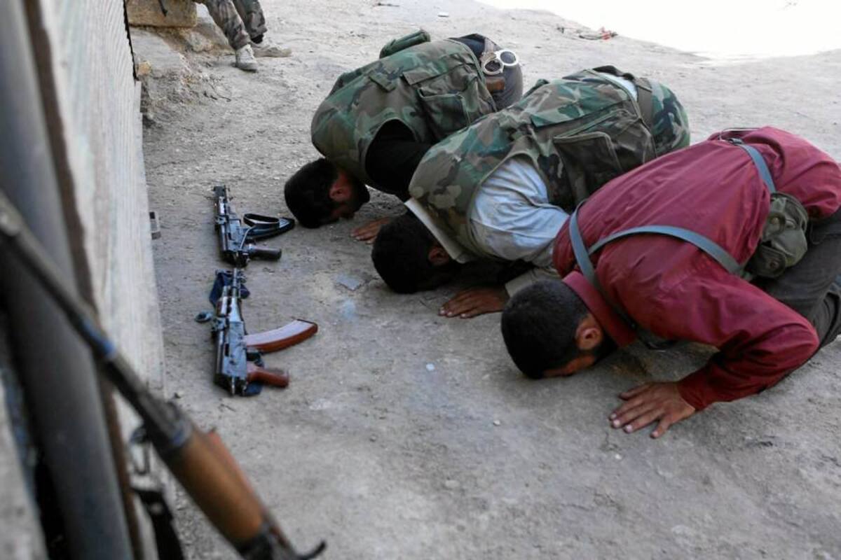 Milicianos rebeldes hacen una pausa en el conflicto bélico para rezar en el norte de Alepo, Siria. El Consejo de Seguridad de la ONU ordenó ayer el fin de la misión de observación en este país. (Foto: EFE/ VANGUARDIA LIBERAL)
