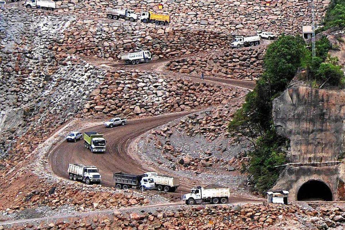 El conductor de una volqueta que cayó al abismo cuando se movilizaba por la represa falleció inmediatamente ocurrió el percance. (Foto: Archivo/ VANGUARDIA LIBERAL)