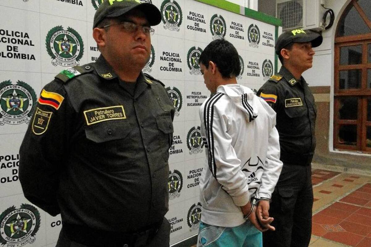 Momentos en que la Policía presenta a alias ‘John Piraña’. Este hombre de 25 años participó en la muerte de dos vigilantes informales, ocurrida en la calle 26 con carrera 16E del barrio Bosque Alto. (Foto: Suministrada: Policía Nacional / VANGUARDIA LIBERAL )