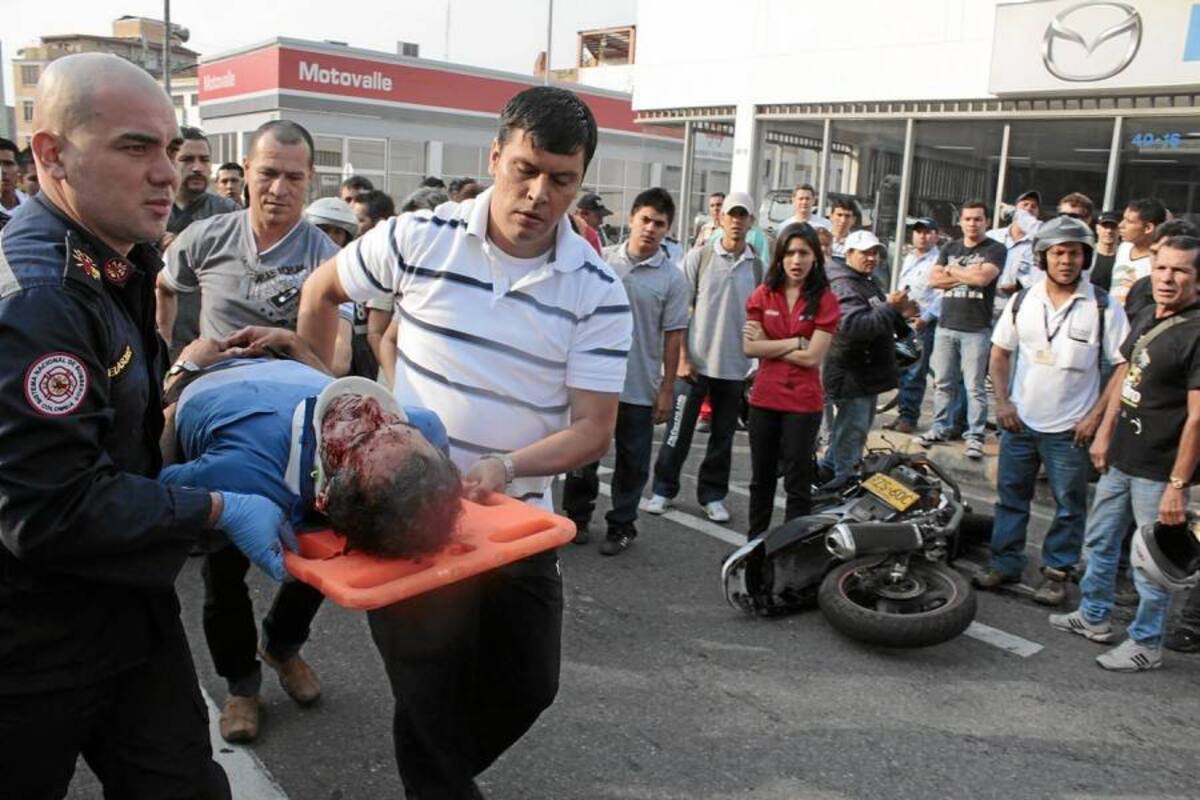 La víctima, identificada como Adriano Abril sufrió trauma craneoencefálico y laceraciones en diferentes partes del cuerpo. El motociclista fue trasladado a la Clínica Chicamocha donde recibe atención médica. (Foto: Javier Gutiérrez/VANGUARDIA LIBERAL )