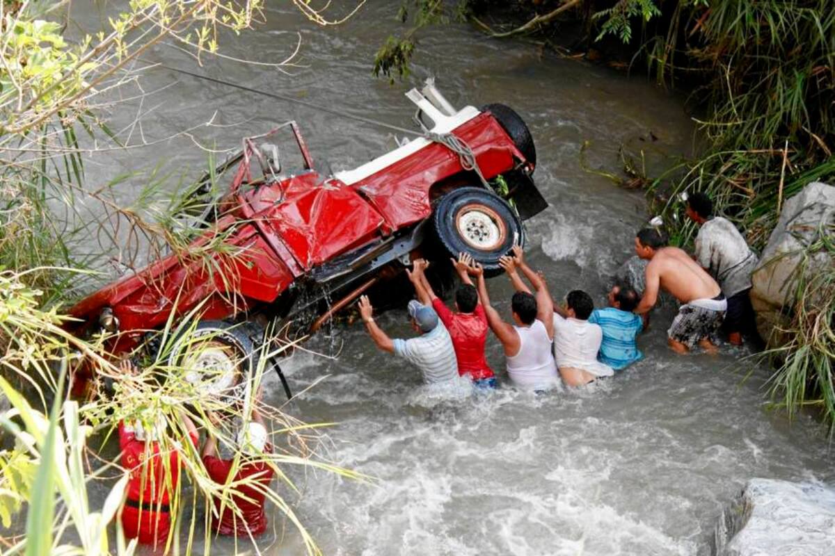 Así quedó el campero en el que iban seis adultos y dos niños, uno de los cuales murió. (Foto: Nelson Díaz/VANGUARDIA LIBERAL )