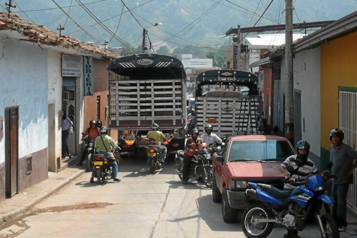 La calle 12 entre 4 y 5 del barrio Monserrate. una vía de doble sentido es utilizada para parquear carros y camiones. (Foto: Liliana Carvajal pineda/VANGUARDIA LIBERAL )