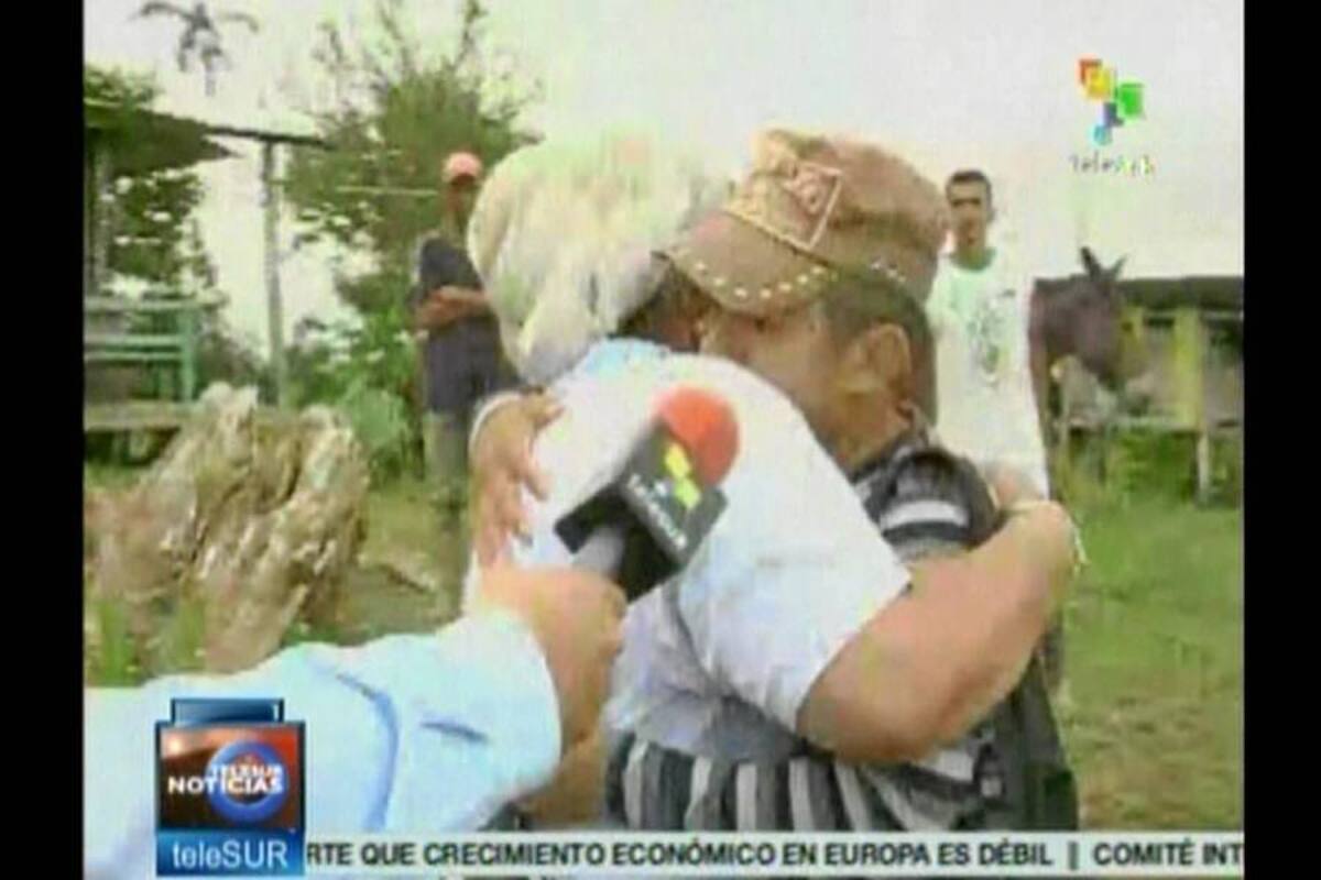 Imágenes del video cedidas por Telesur ayer donde la exsenadora colombiana Piedad Córdoba abraza al soldado Josué Álvarez Meneses, liberado por las Farc, en Policarpa, Nariño. (Foto: EFE/VANGUARDIA LIBERAL)