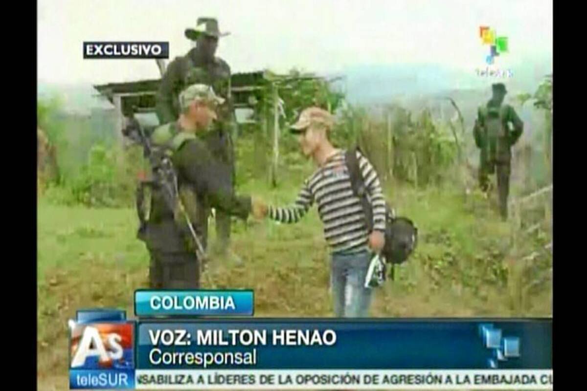 Imágenes del video cedidas por Telesur ayer donde la exsenadora colombiana Piedad Córdoba abraza al soldado Josué Álvarez Meneses, liberado por las Farc, en Policarpa, Nariño. (Foto: EFE/VANGUARDIA LIBERAL)