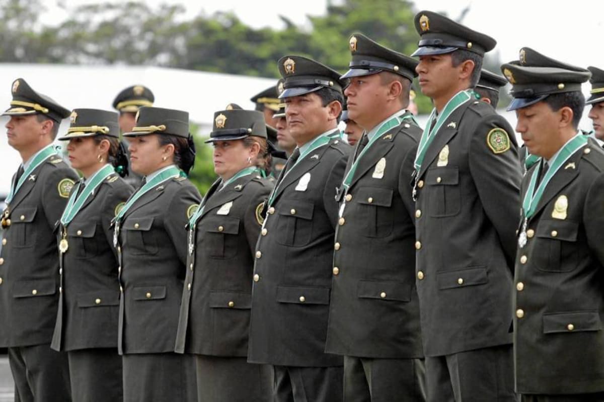 El Municipio condecoró la labor de la Policía Nacional con la máxima distinción “Orden victoriano de Diego de Paredes” (Foto: Suministrada/VANGUARDIA LIBERAL)