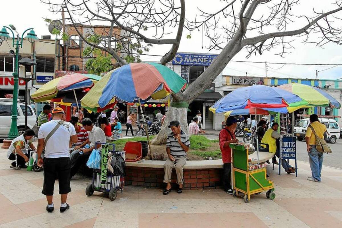 El Gobierno busca concientizar a los vendedores informales que el espacio público no es de unos, sino de todos . (Foto: Archivo/VANGUARDIA LIBERAL)