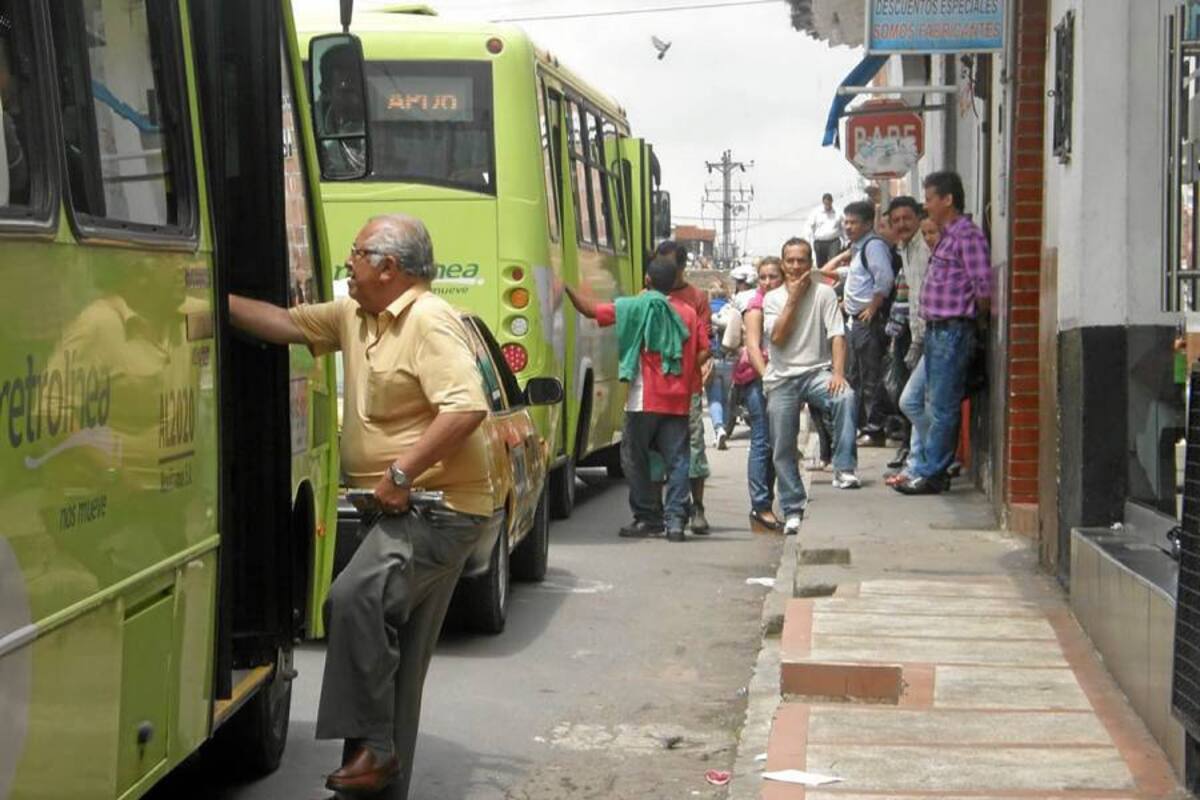 Desubicados se encontraban ayer los piedecuestanos con la salida de los buses convencionales, ante el desconocimiento del bus que debían tomar de las rutas alimentadoras que los llevaría al padrón para ir a su lugar de destino. (Foto: Edgar Omar Bustos A/ VANGUARDIA LIBERAL )