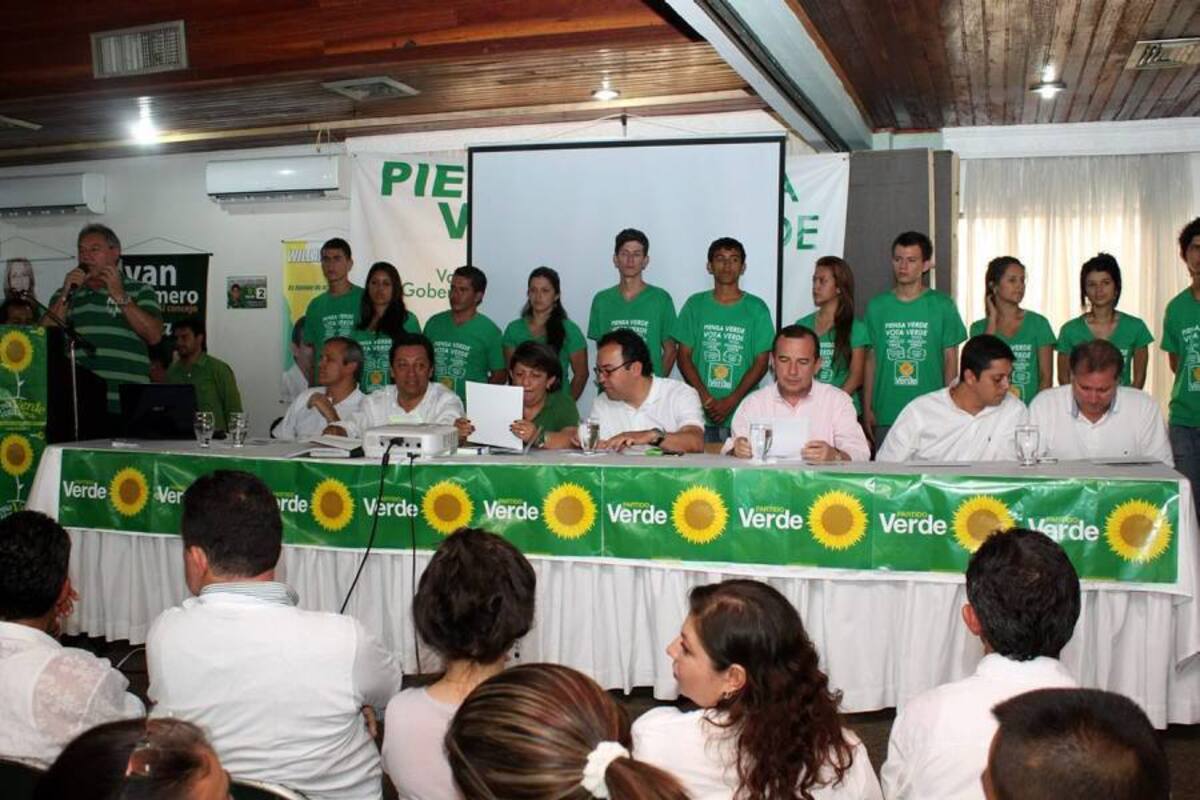 Durante el Encuentro Departamental del Partido Verde que se cumplió ayer, los candidatos a los concejos, Asamblea y alcaldías, más quienes fueron avalados con otros partidos, suscribieron el compromiso de protección de las fuentes hídricas. (Foto: Nelson Díaz / VANGUARDIA LIBERAL)