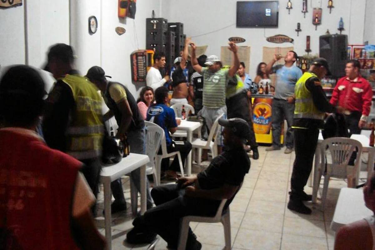Imagen de una de las requisas por parte de Policía a un establecimiento nocturno en San Gil, en aras de prevenir lesiones que generalmente son relacionadas con consumo de bebidas alcohólicas. (Foto: Suministrada/VANGUARDIA LIBERAL)