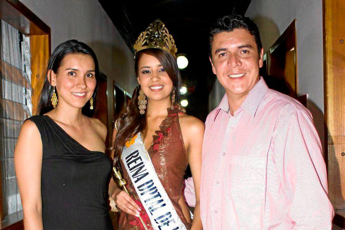 En la imagen, la gestora social de Oiba, Zhayury Murcia Tapias; la Reina Departamental de la Miel, Vanesa Natalia Murillo y el alcalde de Oiba, Jhonny Wálter Peñaloza. (Foto: Suministrada/VANGUARDIA LIBERAL)