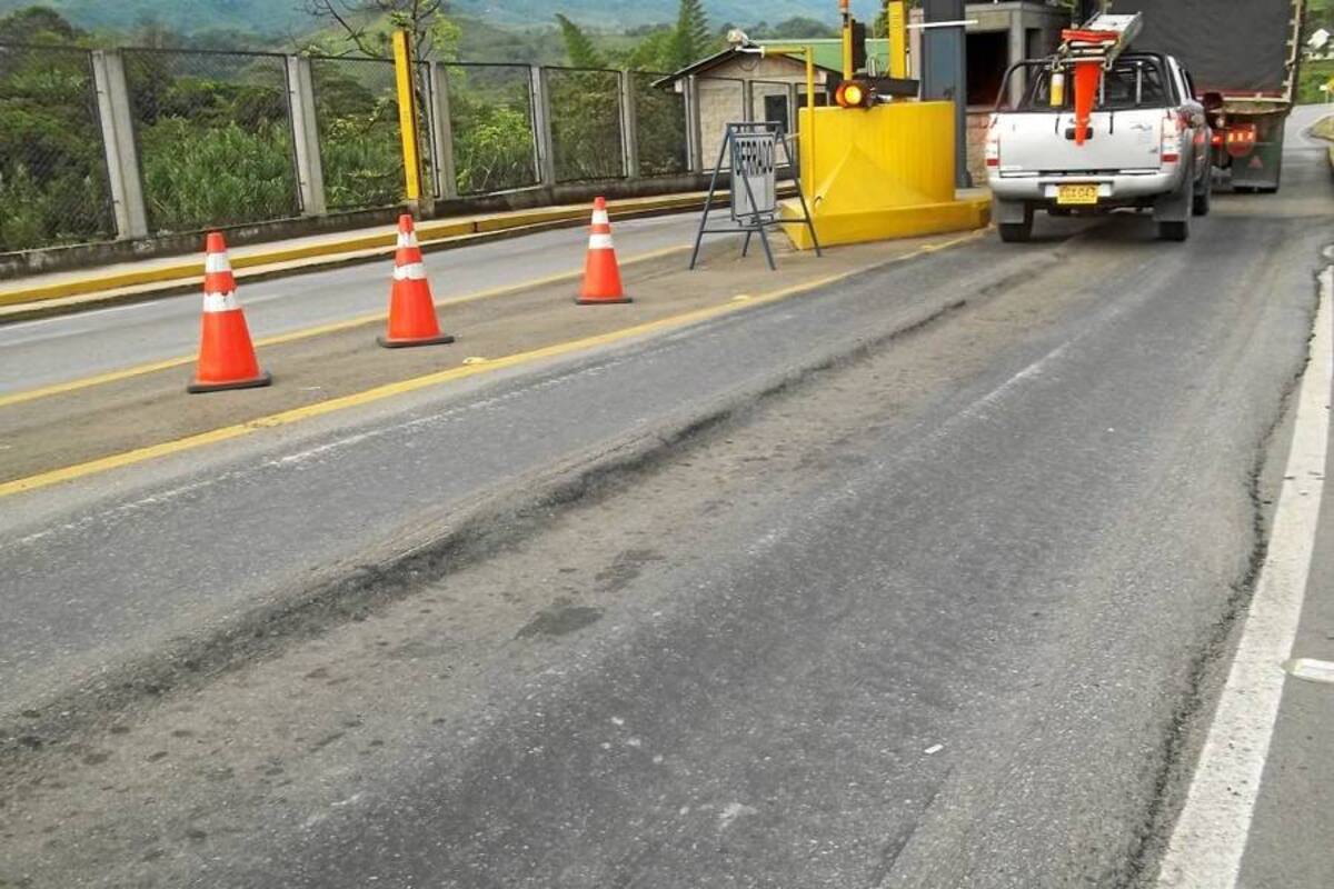 Hay también un hundimiento importante al lado del peaje localizado a 300 metros del casco urbano de Oiba, vía a Barbosa, que requiere intervención del gobierno nacional. (Foto: Suministrada /VANGUARDIA LIBERAL)