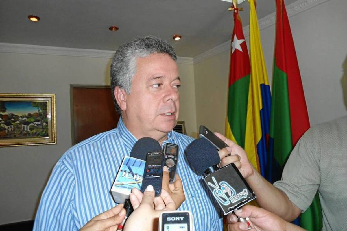 El alcalde de San Gil alcalde Álvaro Josué Agón Martínez, en rueda de prensa llevada a cabo en su despacho, advierte a la ciudadanía que la Administración aún no ha oficializado ningún proyecto de vivienda de interés social. (Foto: Nancy Acuña Rodríguez /VANGUARDIA LIBERAL)