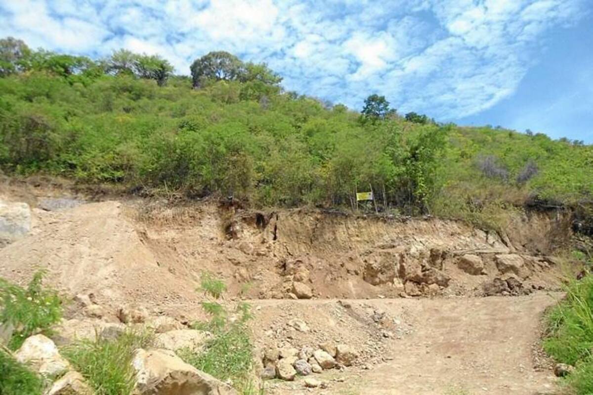 Aspectos del cerro donde se registra la remoción de tierra. Secretaría de Planeación municipal asegura que no existe peligro alguno. (Foto: Nancy Acuña R / VANGUARDIA LIBERAL)