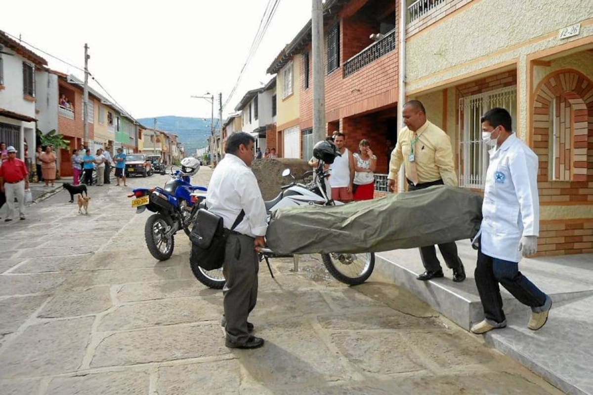 Aspectos del levantamiento del cuerpo sin vida de un hombre que cayó de un tercer piso en la Villa Olímpica. (Foto: Nancy Acuña /VANGUARDIA LIBERAL)