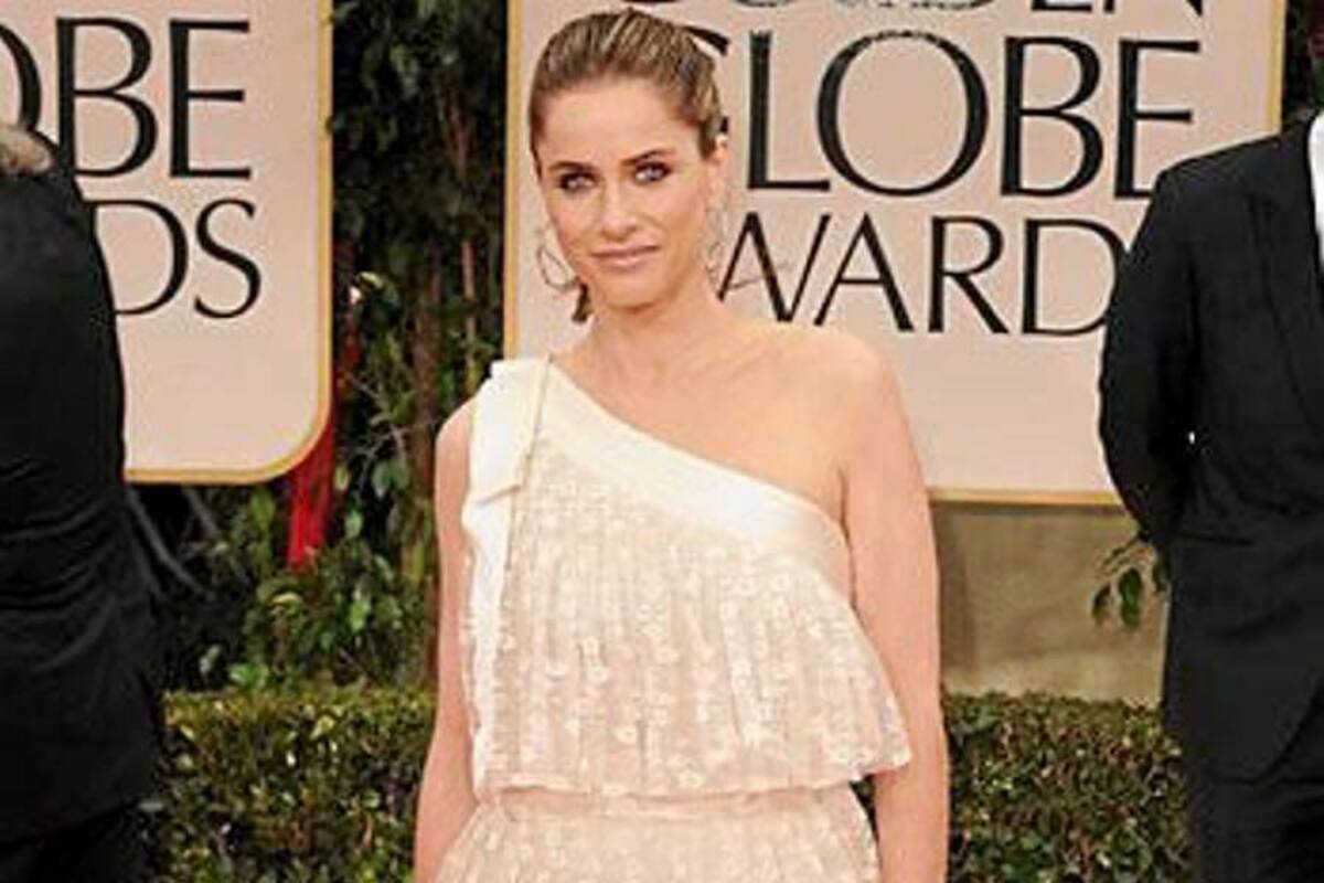 Amanda Peet confió demasiado en la belleza de su rostro y de sus ojos, pero ¿qué pasó con el vestido? Acaso… ¿se enrolló en una cortina dejando un modelo vanguardista que no pasará a la historia?
