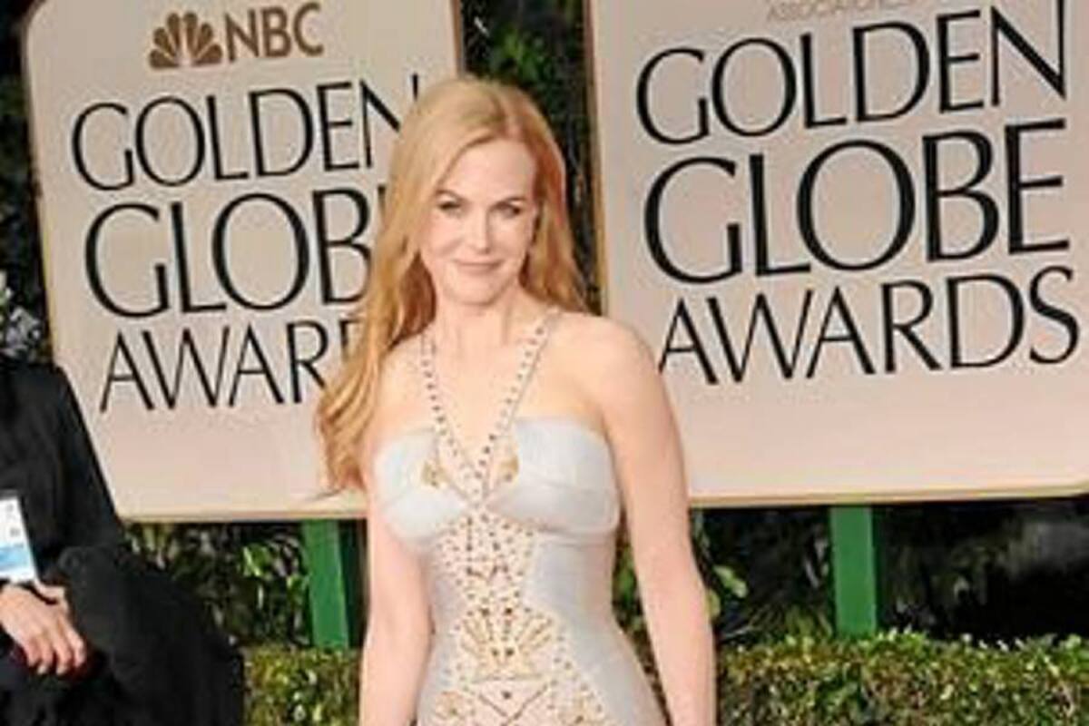 Nicole Kidman lució un Versace que no la hizo brillar. Optó por un vestido muy entallado al cuerpo que realzaba bien su figura, pero ni el color fue el más favorecedor para su tono de piel, ni el recargado decorado metálico en color dorado.