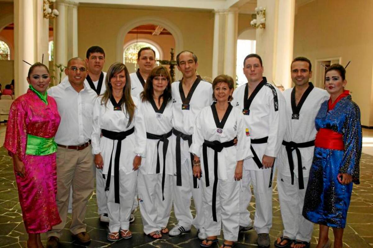 Sonia Herrera, Cristian Ortega, Nelly Robayo, Adriana Salcedo, Juan Carlos Franco Mendoza, gerente regional Seguros Bolívar; Aida Mendoza, Jaime Sabogal, Miguel Ángel Jasbón, Berta Marlen García, Julio César Rodríguez y Óscar Fabián Álvarez. (Foto: Nelson Díaz / VANGUARDIA LIBERAL)