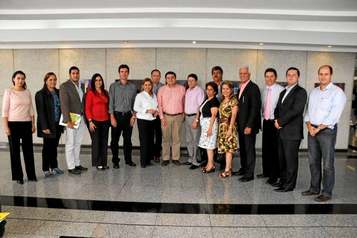 Lina María Camargo, Marievelin Osma, Alejandro Almeida, Silvia Sánchez, Juan Camilo Beltrán, Martha Ruth Velásquez, Julio Cesar Ardila, Sergio Luna, Jorge Alberto Gil, Wilson Gamboa, Luisa Salamanca, Olga Lucía Barrera, Ernesto Olave Ariza, José Roberto Álvarez, Enrique Gómez y Jaime Eduardo Clavijo. (Foto: HERNANDO GALEANO/VANGUARDIA LIBERAL )