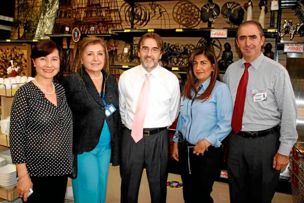 Adriana Clavijo, gerente de Compras Home Sentry; Patricia Bernal, gerente de Mercadeo y Publicidad; Lucio Bernal, gerente General; Rosalba Sánchez, administradora, y Alfonso Angulo, gerente Administrativo. (Foto: Nelson Díaz / VANGUARDIA LIBERAL)
