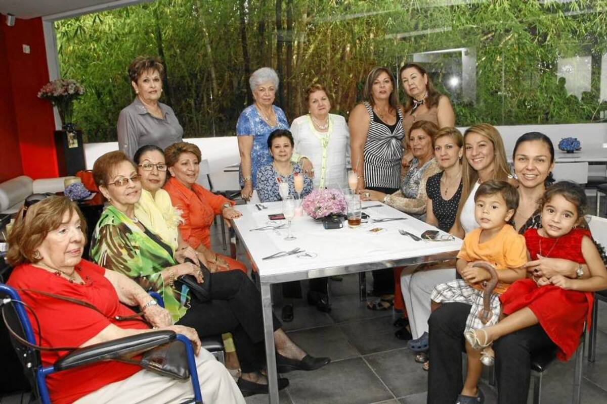 Sara Acevedo de Plata, Yolanda Rueda, Luz Helena Almeida, Gilma de Díaz, Olga de Serrano, María Teresa Prada, Belén de González, Nohora de Gómez, Nohora Caballero, Hermencia de Álvarez, Gloria de Guzmán, Catalina Pérez, Alexandra Gómez, Patricio Puentes, Isabella Gómez y Gladys de Russi. (Foto: Foto: Cesar Flórez / VANGUARDIA LIBERAL)