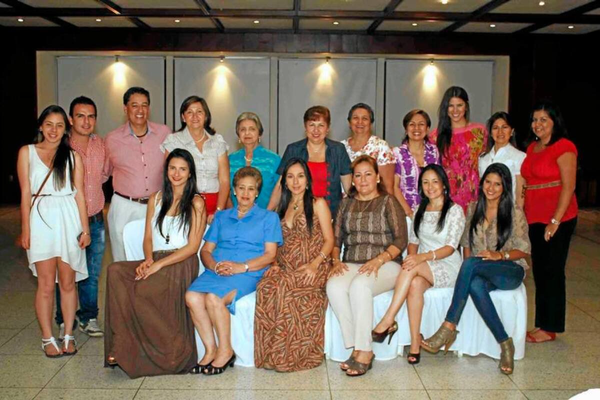 Paola Fuentes, María Gutiérrez, Carolina Gómez, Martha Gómez, Liliana Gómez, Yuly Patiño, Camila Gutiérrez, Raúl Gómez, Jaime Gutiérrez, Hilda Hernández, Eugenia de Serrano, Bárbara Álvarez, Esperanza Gómez, Gloria Páez, Laura Melissa Patiño, Amparo de Gómez y Sandra Suárez. (Foto: Foto: Suministrada / VANGUARDIA LIBERAL)
