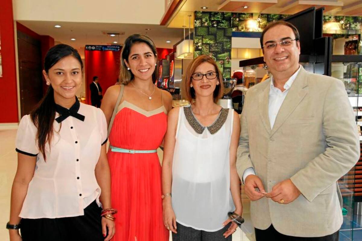 Paola Sánchez Algarra, Jefe de prensa de Cinecolor Films; Juliana Cepeda, Supervisora de venta de Cinecolor Films; Martha Moreno, Gerente del Centro Comercial Cacique, y Carlos Valencia, Presidente de Shoppin center solutions & management. (Foto: Nelson Díaz/VANGUARDIA LIBERAL)