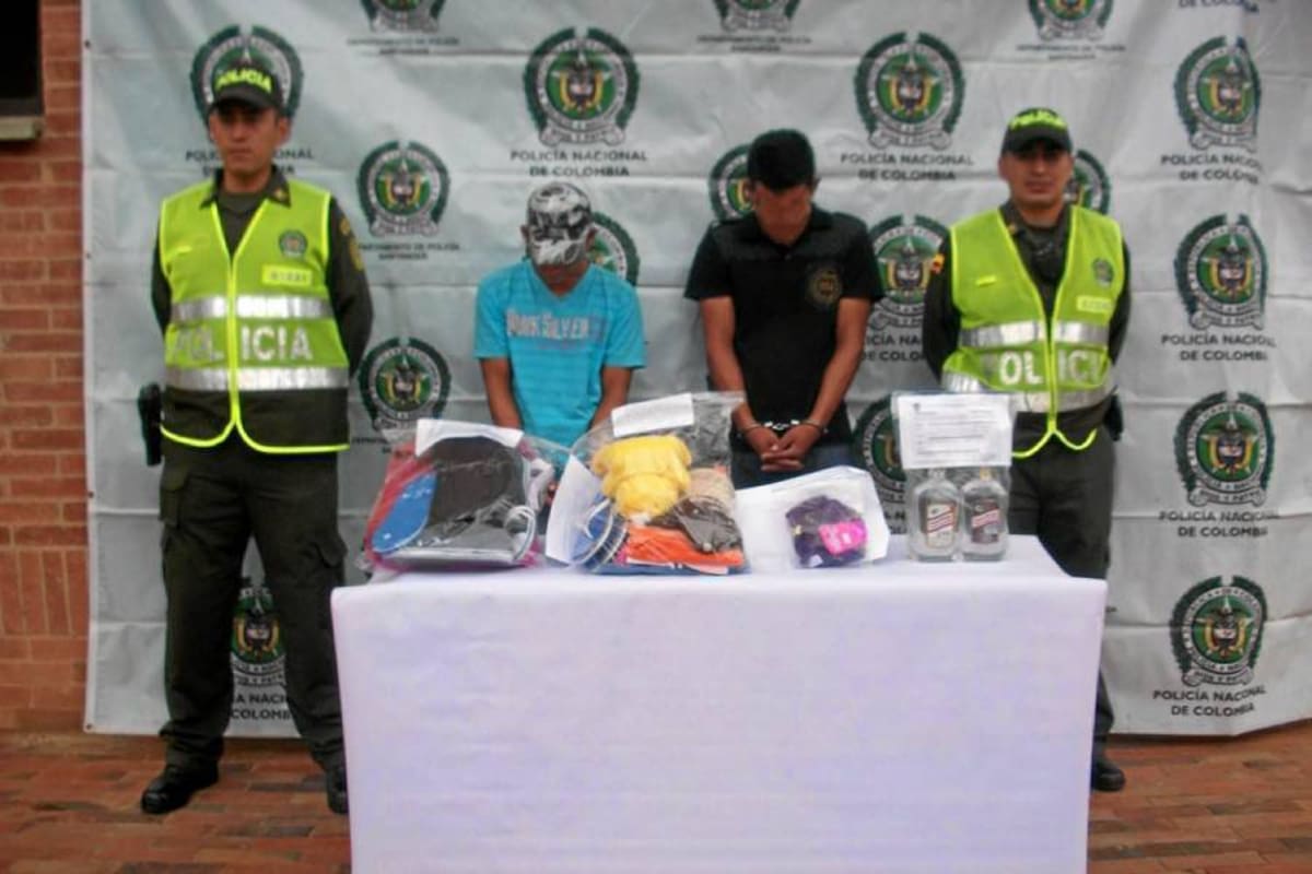 Estos son los dos capturados por uniformados de la Policía Nacional del III Distrito de Barbosa, por hurto en locales comerciales en compañía de una menor de edad. (Foto: Suministradas/VANGUARDIA LIBERAL)