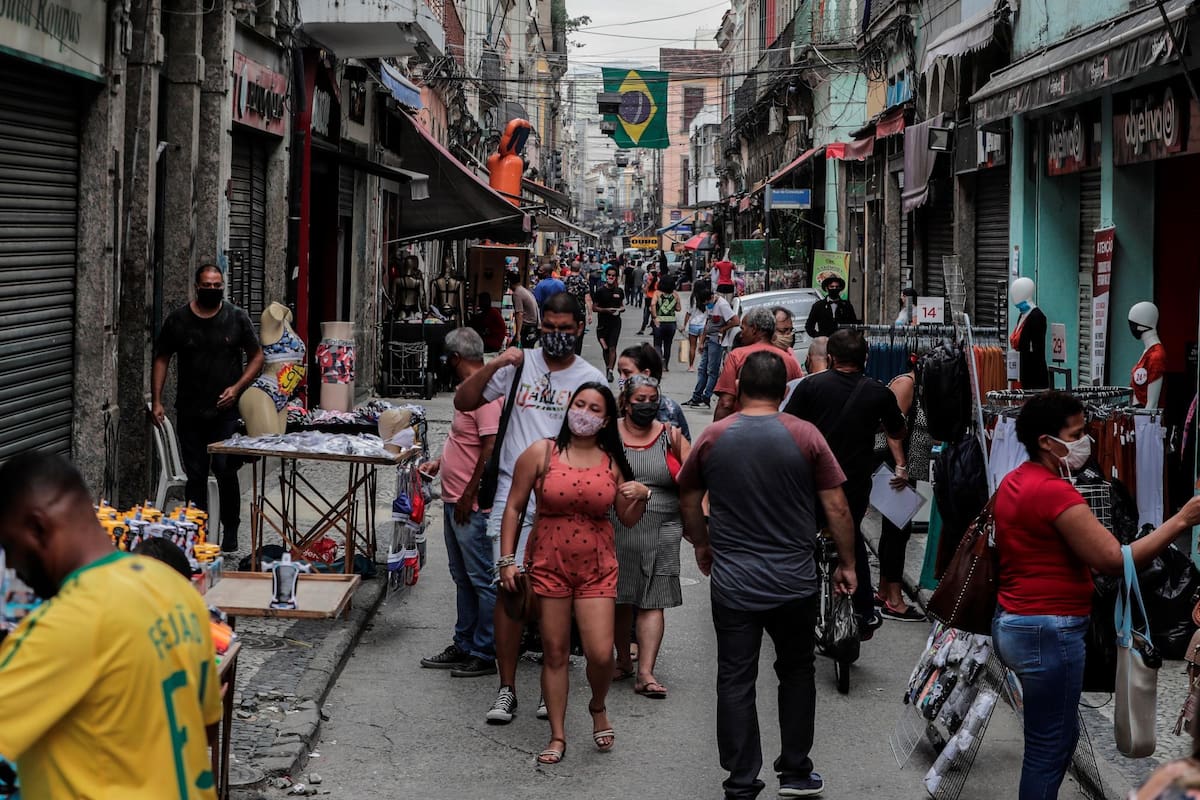 Debido a la fuerte carga de enfermedades infecciosas y condiciones crónicas en América, tres de cada 10 personas -325 millones- tenían un “mayor riesgo” de sufrir COVID-19 o de desarrollar complicaciones. (Foto: EFE / VANGUARDIA)