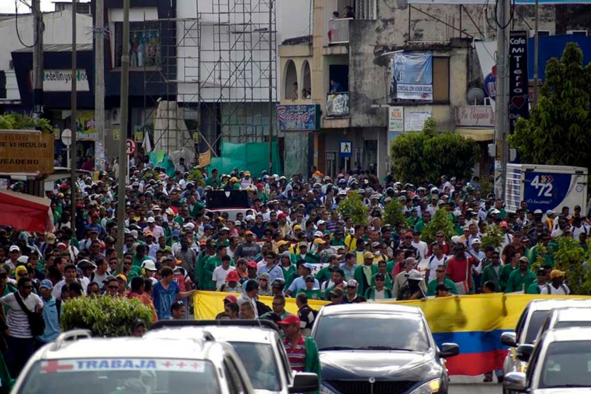 Un gran río humano pareció la movilización que desde el parque Camilo Torres adelantaron ayer más de 3.000 trabajadores de empresas contratistas y sindicalizados para protestar por el no cumplimiento por parte de Ecopetrol de los acuerdos pactados en la convención colectiva de trabajo. (Foto: Edgar Pernett/VANGUARDIA LIBERAL)