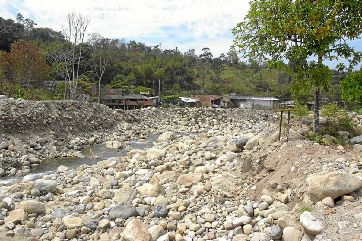 Aunque el panorama no es tan desolador como hace un año, el sector La Bomba y los barrios aledaños que fueron afectados por la avalancha del 18 de mayo en San Vicente de Chucurí no han cambiado mucho. La zona fue declarada de alto riesgo. (Foto: Edgar Pernett/VANGUARDIA LIBERAL)