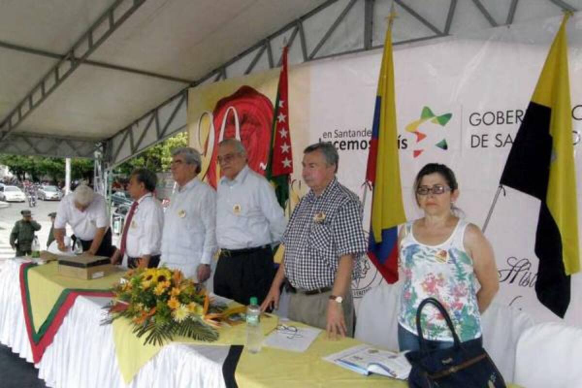 Con motivo del cumplimiento de los 20 años de la Constitución Política de Colombia de 1991, la Gobernación de Santander y la Academia de Historia de Santander organizaron ayer un foro, que se cumplió en la plaza cívica Luis Pinilla Rueda.(Foto: Edgar Pernett/VANGUARDIA LIBERAL)
