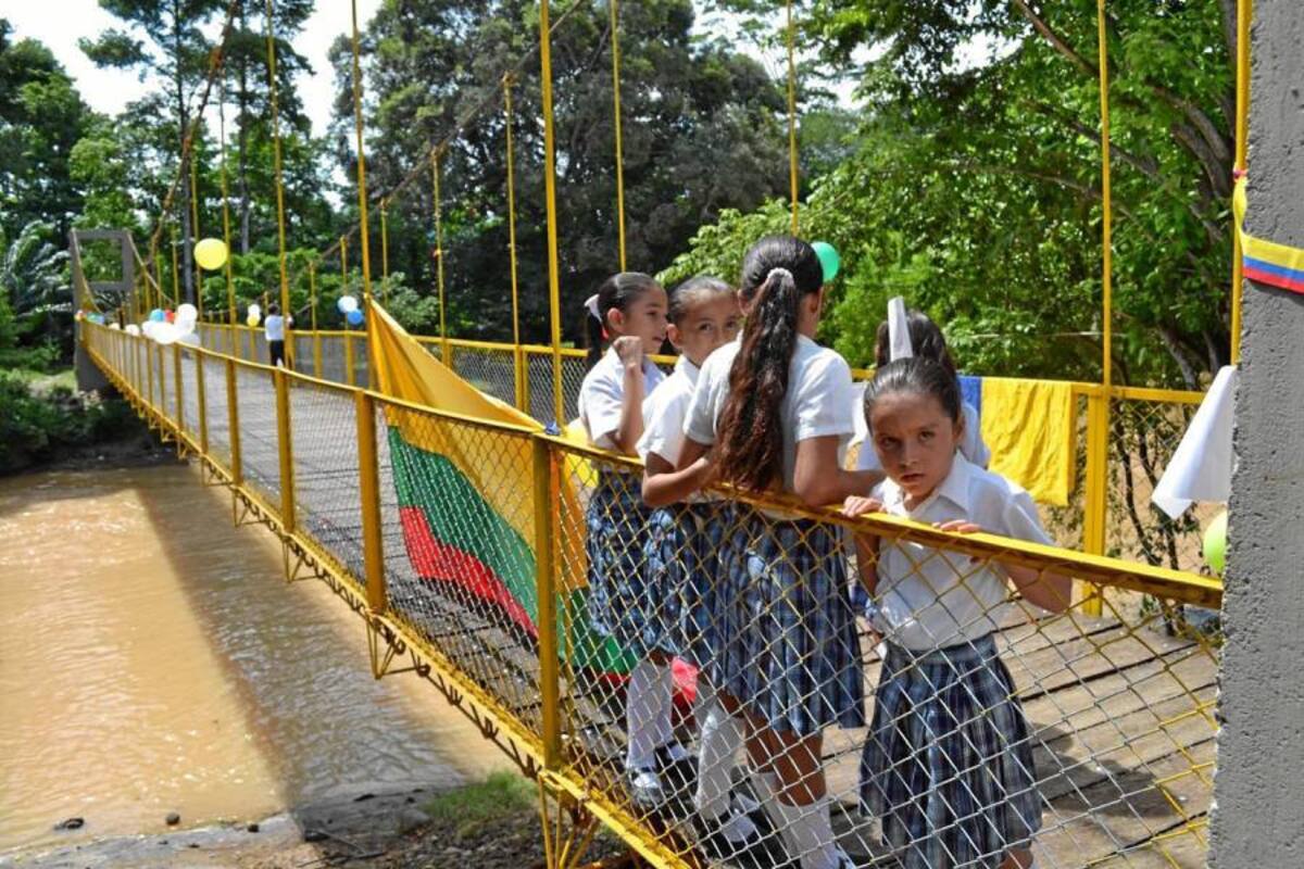 El Gobierno del Japón sigue interesado en firmar convenios de cooperación para mejorar la infraestructura vial en el sector rural del Magdalena Medio. Este puente, ubicado en corregimiento Monterrey, del municipio de Simití, Bolívar, fue inaugurado por el Gobierno de Japón el año pasado. (Foto: Edgar Pernett/VANGUARDIA)