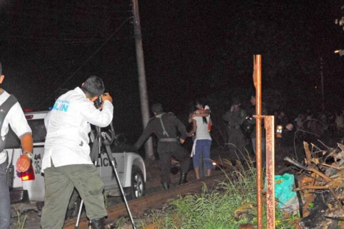 Unidades de la Seccional de Policía Judicial inspeccionan el lugar en donde Nerys Obredor fue asesinada por arma de fuego.(Foto: Javier Alvarado/VANGUARDIA LIBERAL)
