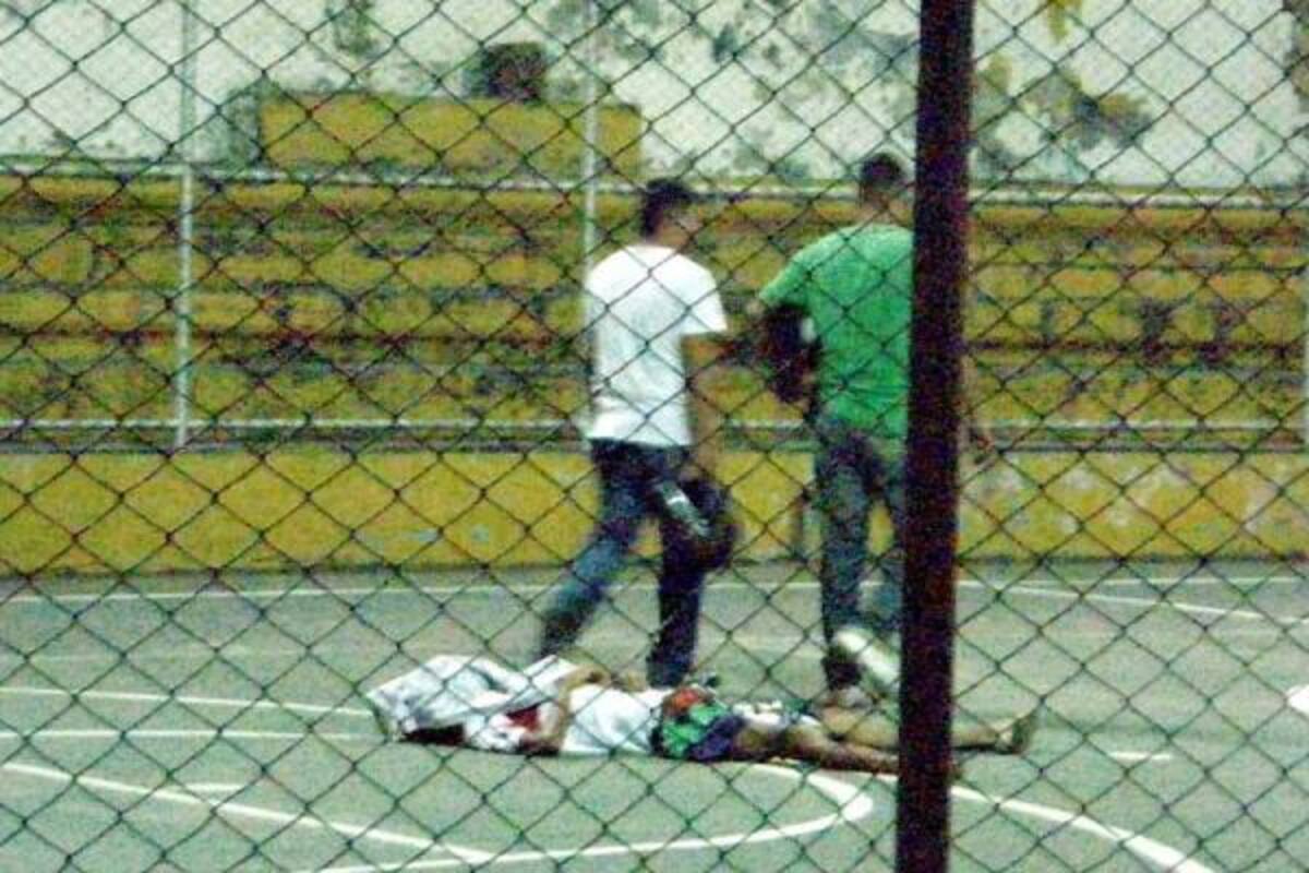 Sobre uno de los andenes del parque y en el interior de la cancha del sector, quedaron tendidos los cuerpos de dos de las tres personas que fueron asesinadas el domingo a las 10:00 de la noche. Dos mujeres resultaron heridas y se recuperan satisfactoriamente de las heridas. (Foto: Édgar Pernett/VANGUARDIA LIBERAL)