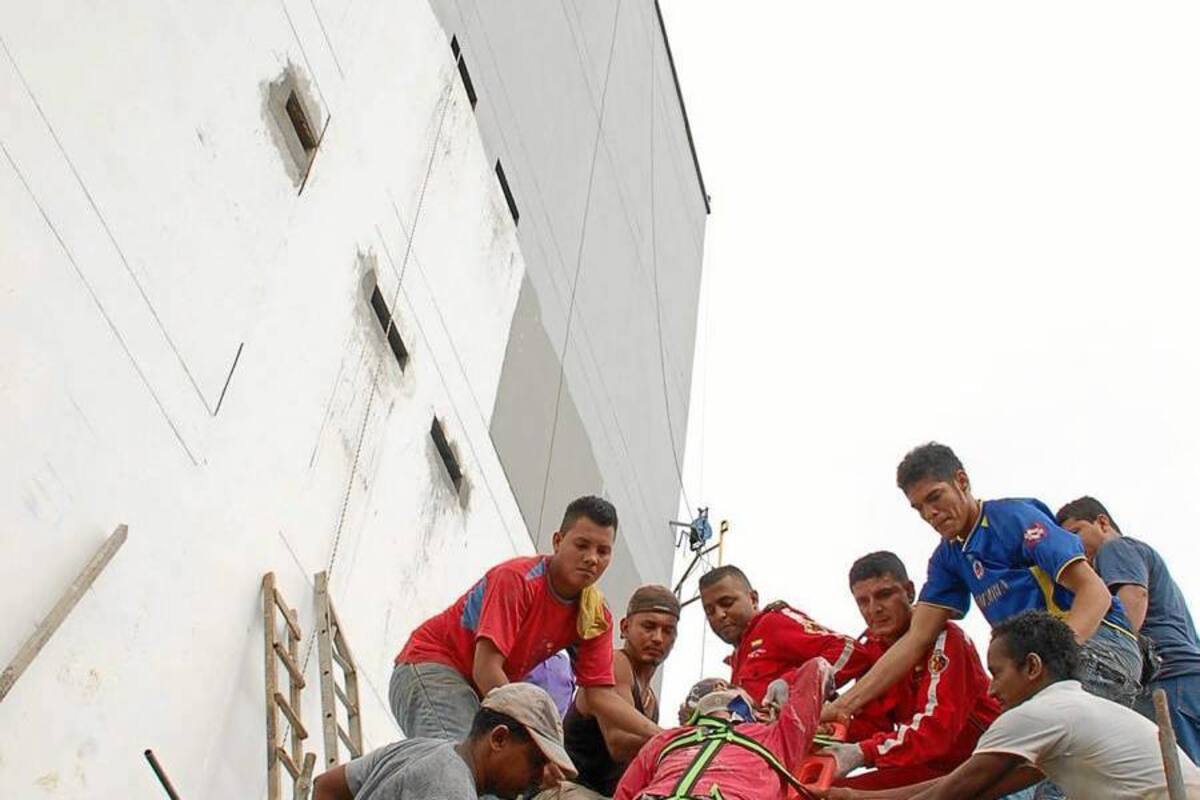 Solo uno de los tres obreros de una construcción que quedaron heridos, se encuentra grave, luego de que se partiera el andamio en el que estaban trabajando a seis pisos de altura. (Foto: Édgar Pernett/ VANGUARDIA LIBERAL )